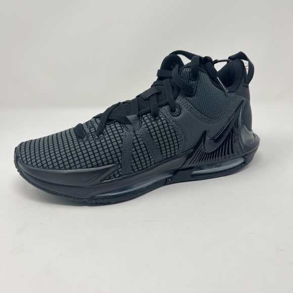 Nike - Picture 3 of 5